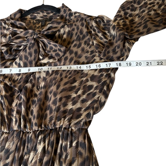 Banana Republic leopard print chiffon dress, bow neck, pleated skirt, size 2 - Picture 6 of 9